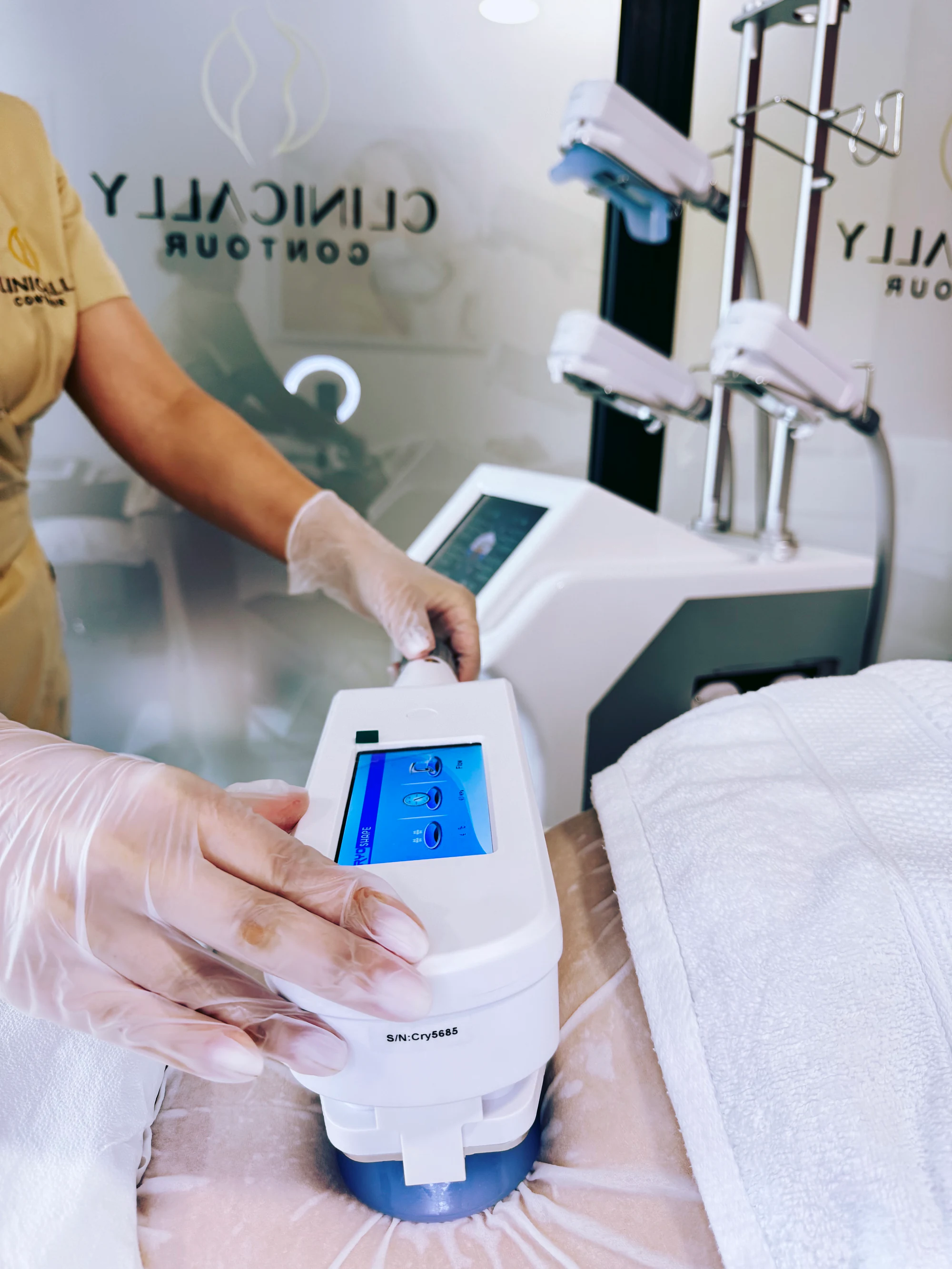 Aplicator de criolipoliză 360° în timpul unui tratament pe abdomen la Clinically Contour